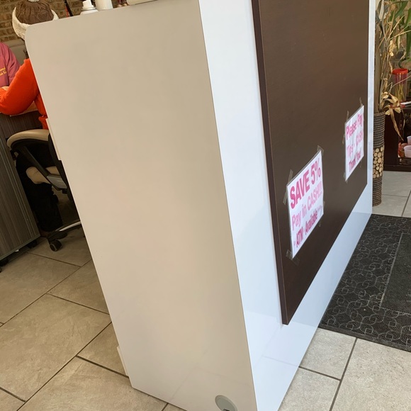 Reception desk - Picture 2 of 2